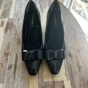 Anne Klein iFlex Black Patent Bow Pumps - Kitten Heel - Size 7 - NEW